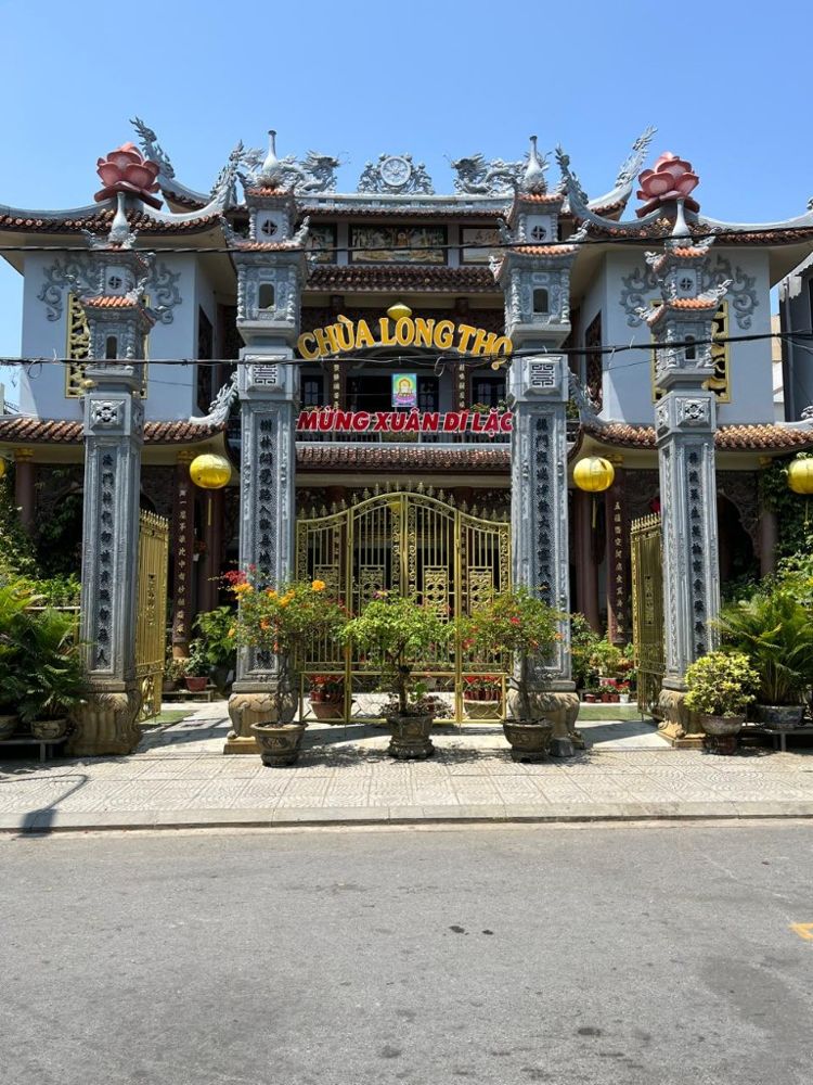 Chùa Long Thọ pagoda entrance with stone pillars